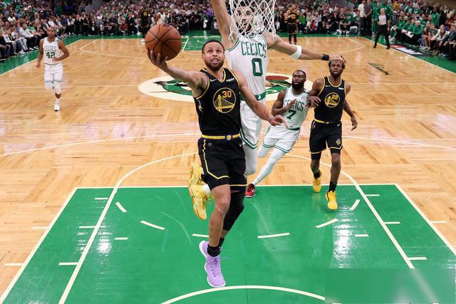 全场焦点！2023年NBA季后赛首轮对决精彩回顾与未来展望
